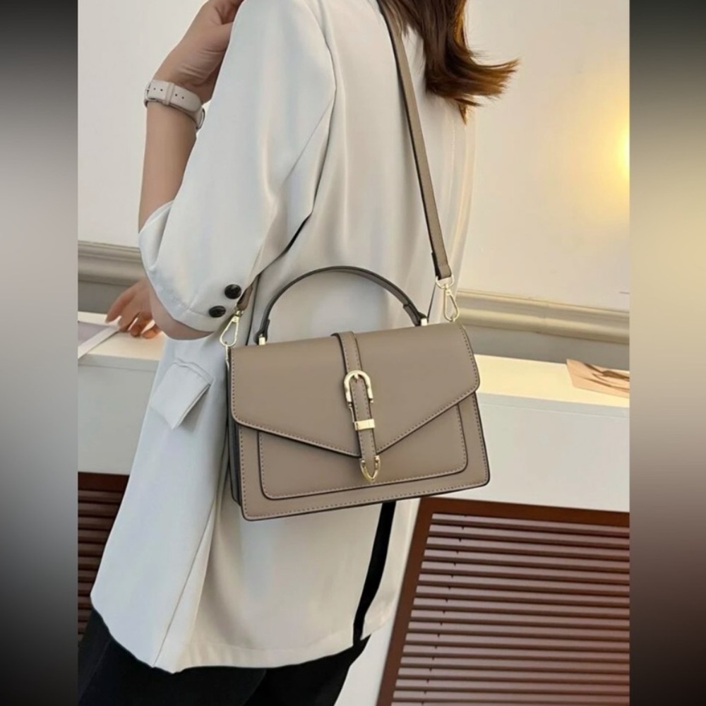 Brown crossbody bag | Removable strap | Gold detail | Handle